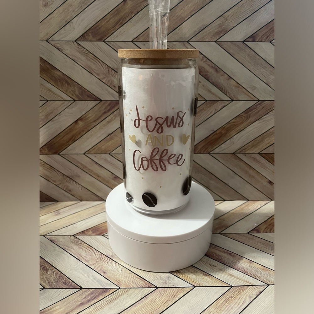 Glass drinking cup with lid and straw